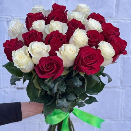 Букет «Баланс» из красных и белых роз - купить с доставкой в по Кизелу