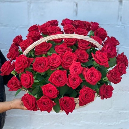 Корзинка "Моей королеве" из красных роз с доставкой в по Кизелу