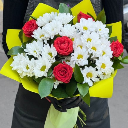 Букет с розами и хризантемами "Волшебство" - заказ с достакой с доставкой в по Кизелу
