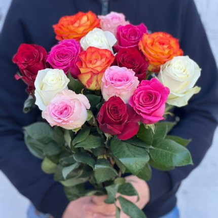 Букет из разноцветных роз с доставкой  в по Кизелу